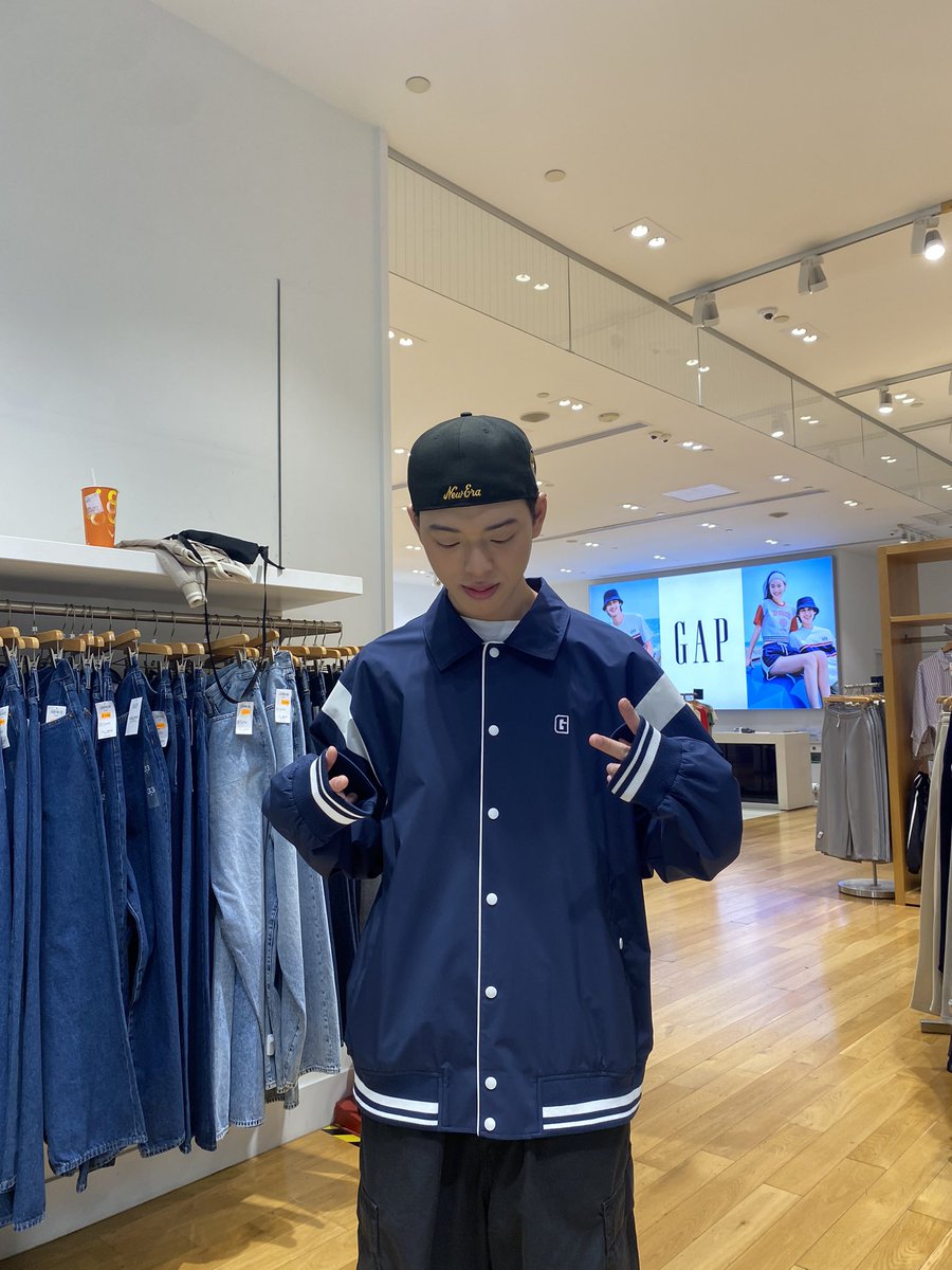 tiiing05's tweet photo. 今天去���GAP 這兩件好好看、 https://t.co/6ybF9qnZLx