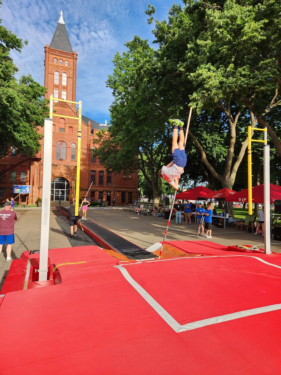 SkyHighVault's tweet photo. There's not a better backdrop for a street vault! https://t.co/ouSANgeLpR
