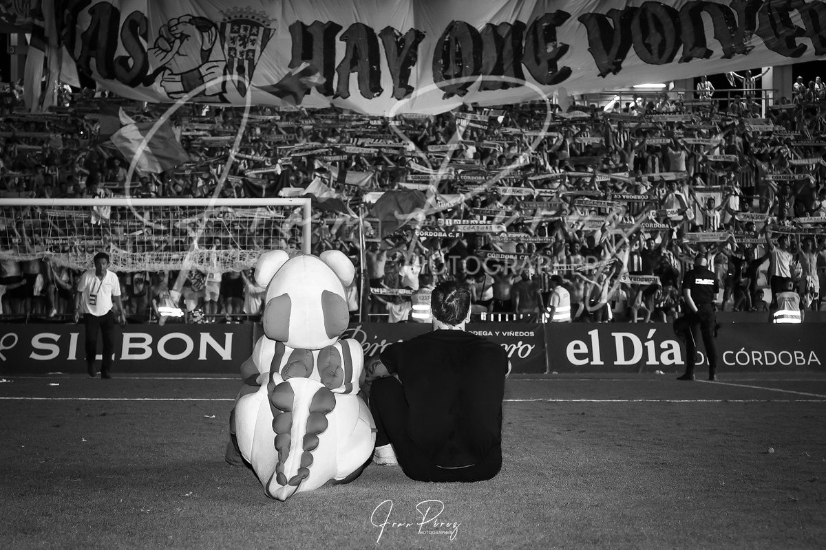 Esta foto de <a href="/DragiGudelj/">Dragi Gudelj</a> y Koki anoche en la celebración me encanta. 
<a href="/CordobaCF_ofi/">Córdoba CF</a>