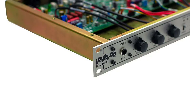 Larry Crane:
"It works, it's fun, and it offers a versatile way to achieve a wide variety of highly useable sonic mutations quickly. I think it's staying in the rack."
tapeop.com/reviews/gear/1…