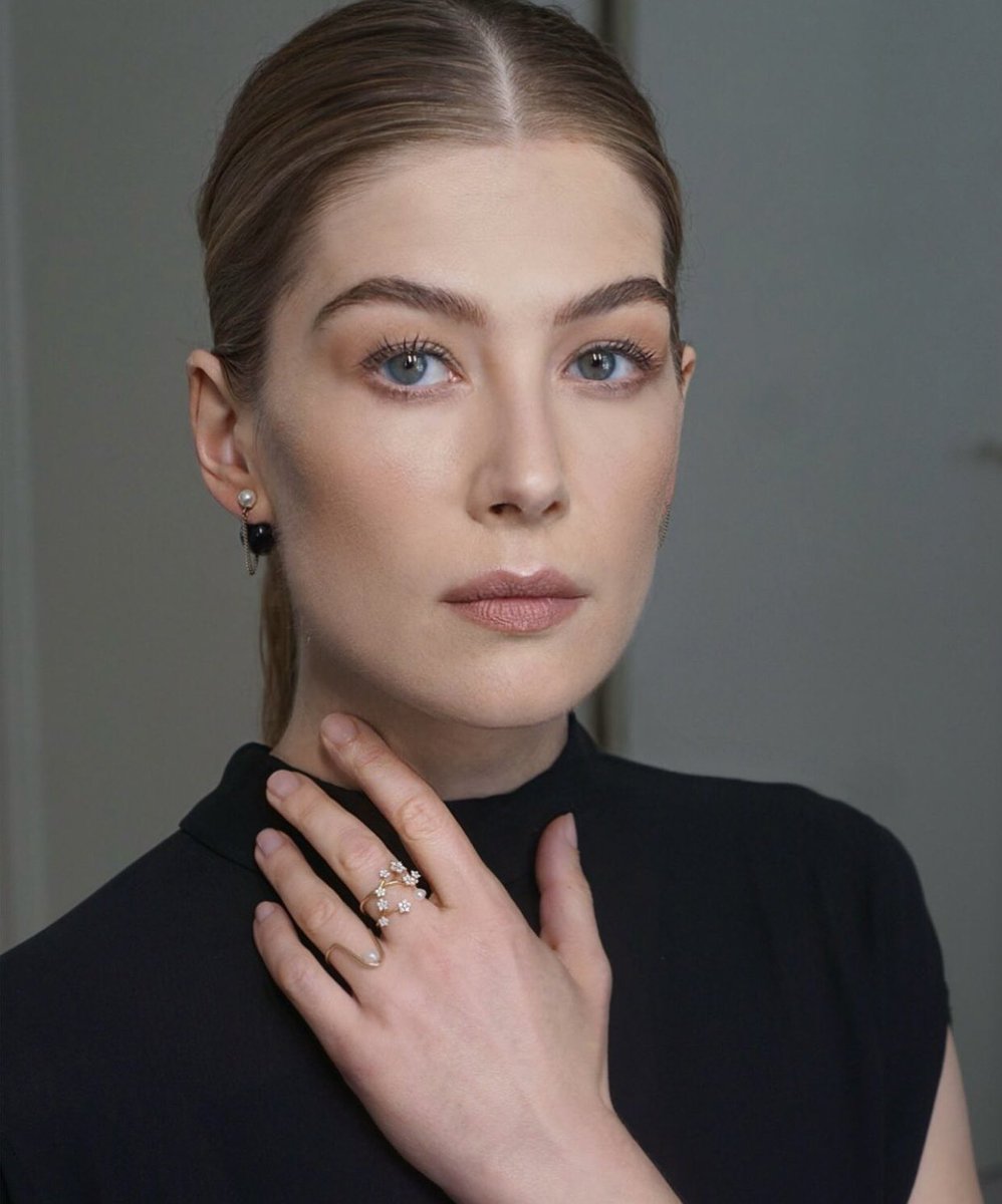 dailyrosamund's tweet photo. ROSAMUND X DIOR HAUTE COUTURE

📸 valeriaferreiramakeup https://t.co/k09ncSDTsY