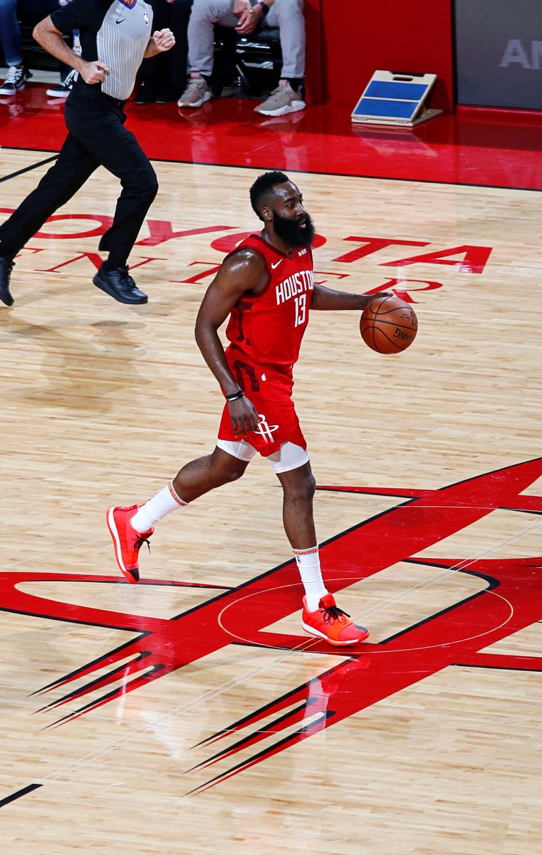 James Harden in January 2019:

43.6 PPG
8.7 RPG
7.6 APG
2.1 SPG
1.2 BPG
60.9 TS%

— 14 30-Point Games
— 8 40-Point Games
— 3 50-Point Games

The most PPG in a month in NBA history. Rockets Harden was unreal. 🚀