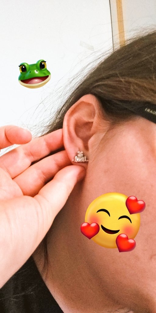 Che ne pensate dei miei orecchini-rana?
È un regalo e io li trovo stupendi ✨