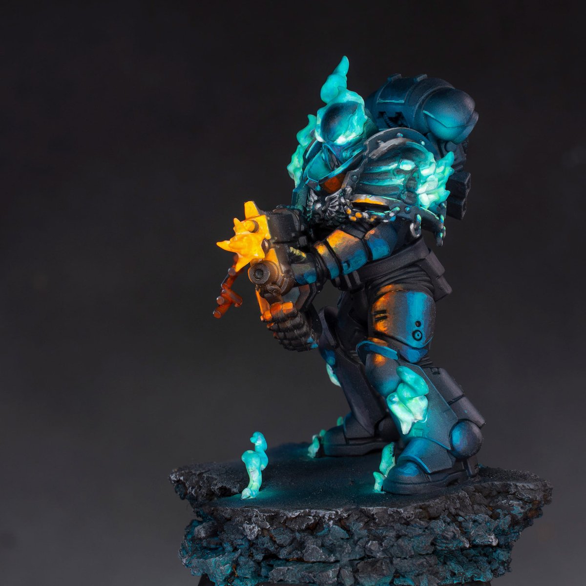 I painted this spectral marine inspired by the beautiful art of @o8o8das as you can see in the 3th photo.
The marine is kitbased with the <a href="/greytidestudio/">greytidestudio</a> Cursed Company bits.
The awesome bolter effect and bullets are from @deadlyprintstudio

#warhammer40k #warhammercommunity