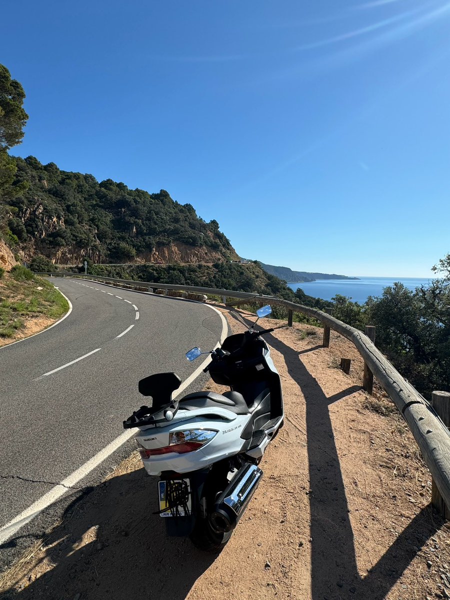 tychobrahe88's tweet photo. La carretera GI-682 coneguda com la carretera de les 1000 corbes és sense dubte la més espectacular de la #costabrava, no apte per a #pixapins ni conductors principiants. 

#raconsdeCatalunya #Burgman400 #mediterràniament https://t.co/R89kRYpSkA
