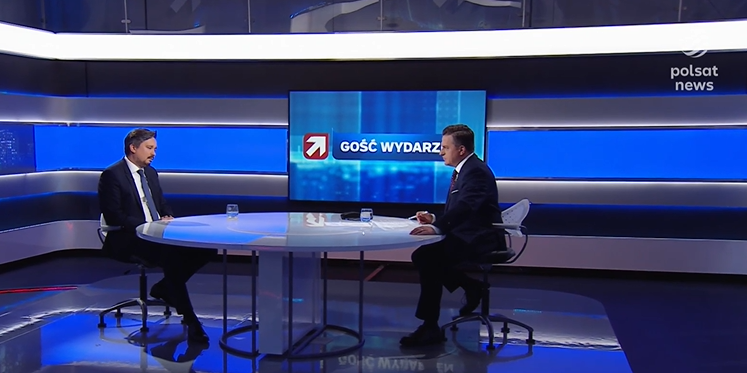 💬Każda ingerencja władzy w wolności i prawa człowieka, a człowiek znajdujący się na terytorium RP jest objęty ochroną praw, powinna opierać się na kryteriach ustawowych, a nie arbitralnej decyzji funkcjonariuszy Straży Granicznej  - #RPO Marcin #Wiącek w <a href="/PolsatNewsPL/">PolsatNews.pl</a>.