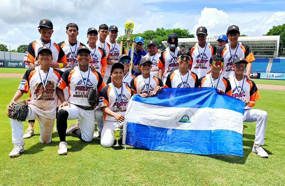 Canal2Nicaragua's tweet photo. #Deportes ⚾️
#TvNoticias 🌐
1/1 🔻El equipo Masaya Roberto Clemente se proclamó campeón del torneo Premundial Pony League, categoría Colt al vencer a Nicaragua Champ 1-4. https://t.co/8BqegqjtHi