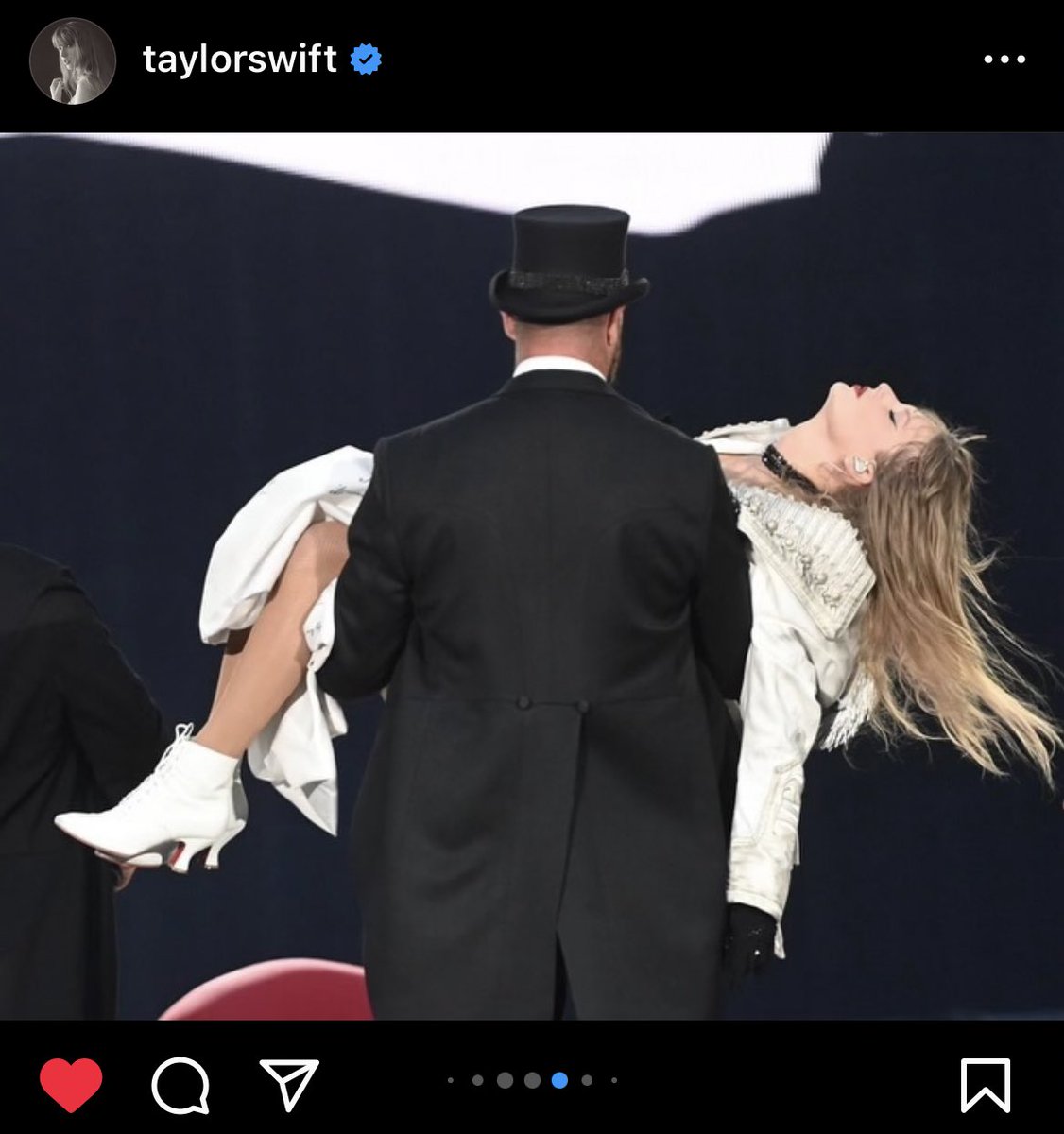 jvve31's tweet image. A Taylor sabe muito bem o que tá fazendo postando exatamente essa foto onde o Travis tá de terno segurando ela com um vestido branco, ela não é inocente