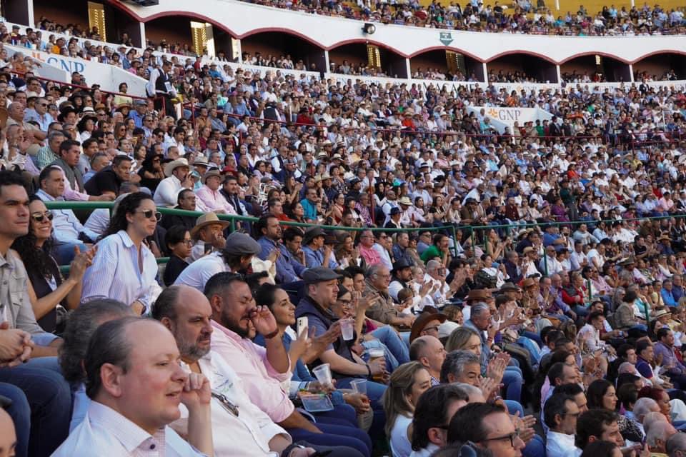 aprendamos_de's tweet photo. La Tauromaquia en México sigue estando vigente y últimamente distintas plazas de toros de la República Mexicana han tenido grandes entradas 🇲🇽🐂

¡Día Nacional de la Tauromaquia de México! 🇲🇽 #DíaTauromaquiaMX #TorosCulturaViva https://t.co/ib0hQZMJ5M