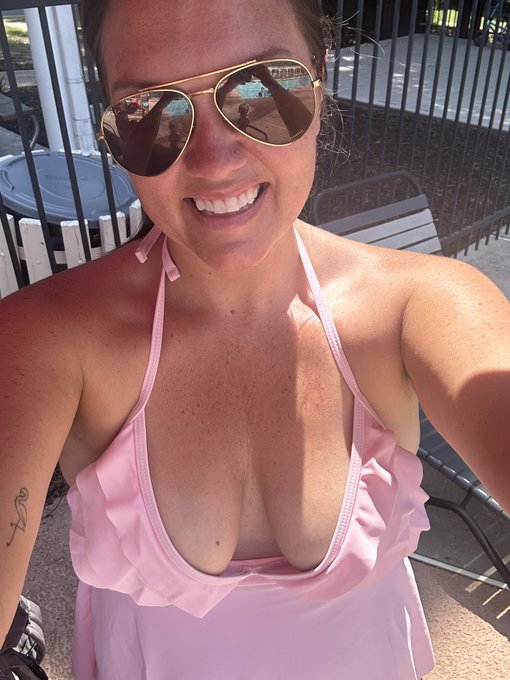 Do you want a pool day with me? 💓 https://t.co/1bf21Lv3rV