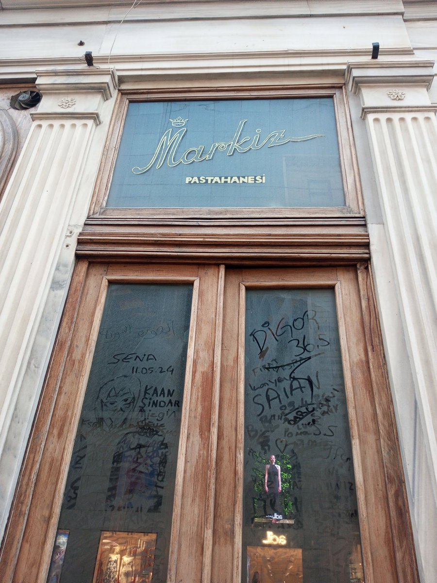 senaycmn's tweet image. Geçip giden sadece zaman değil.
Koskoca miras ve anılar.
Kalan ise  parmak izli satırları tutan bir tozlu cam.
#markiz
#lebon