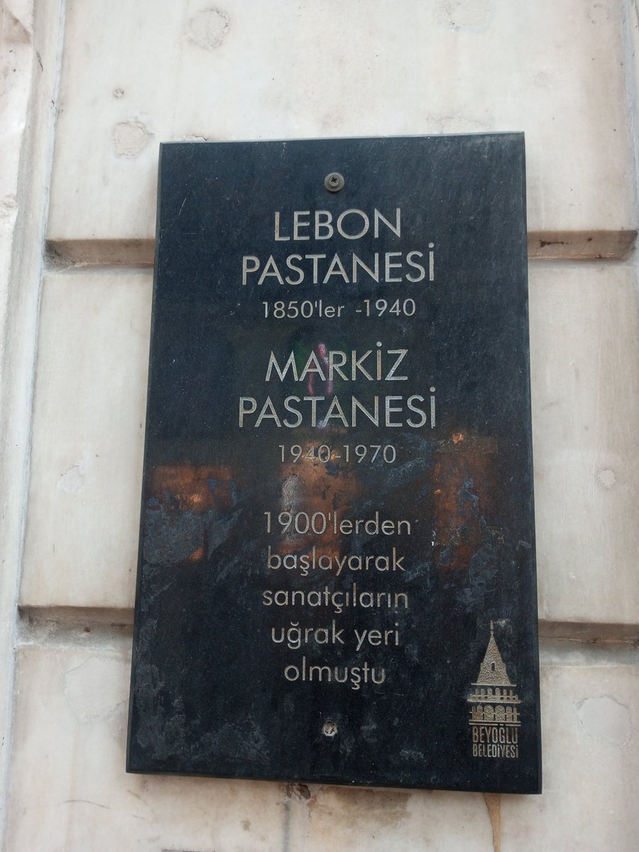 senaycmn's tweet image. Geçip giden sadece zaman değil.
Koskoca miras ve anılar.
Kalan ise  parmak izli satırları tutan bir tozlu cam.
#markiz
#lebon