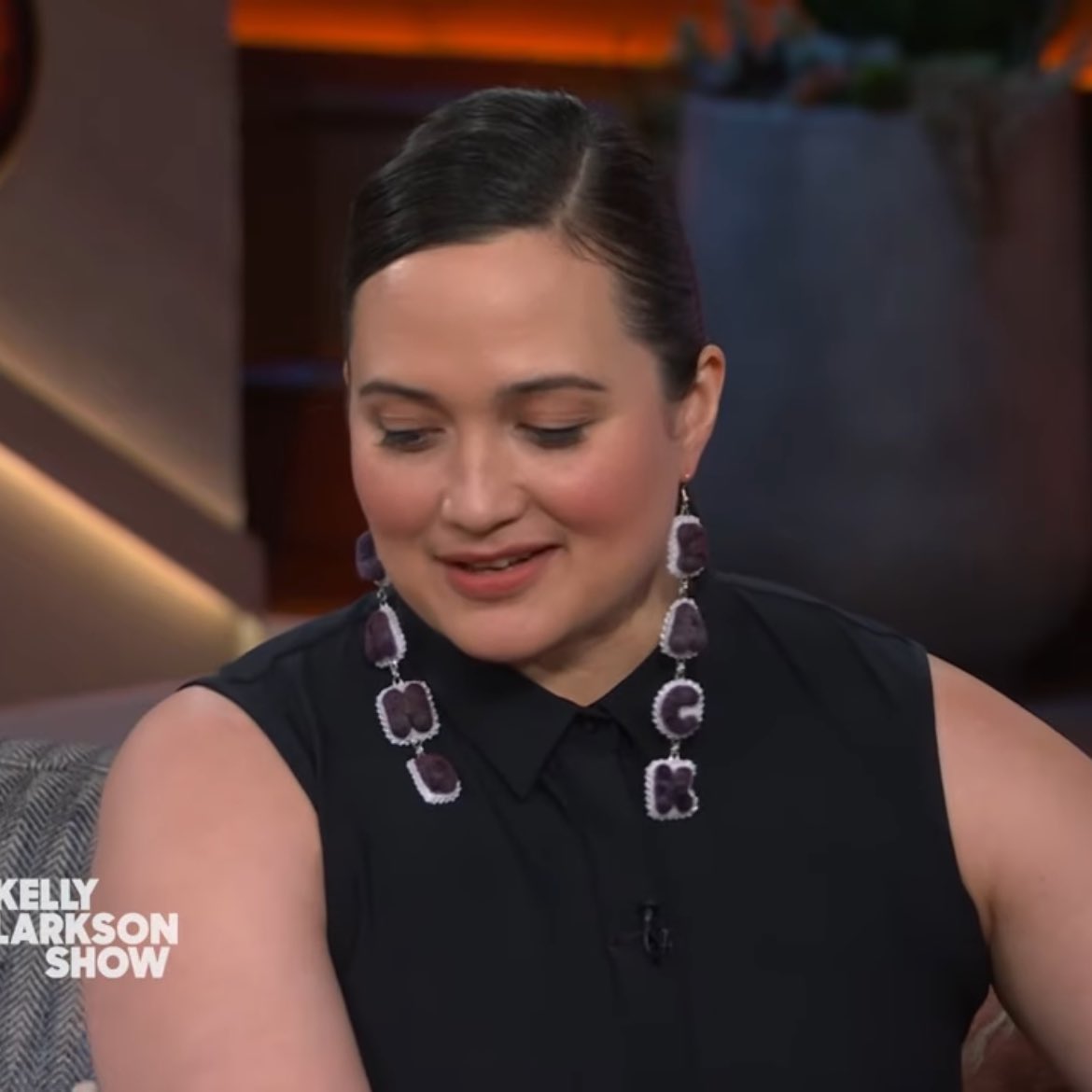 📸 Lily Gladstone wearing ‘Land Back’ earrings on The Kelly Clarkson Show 🫶