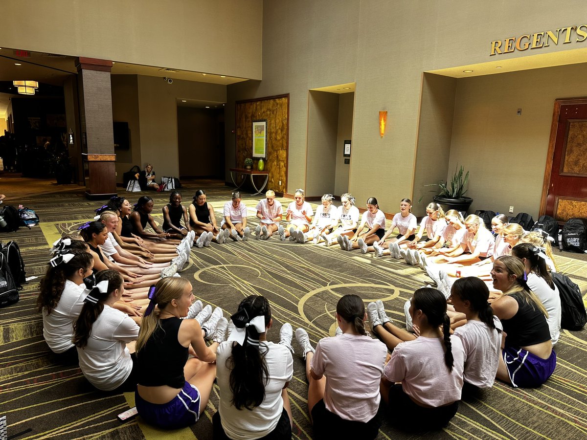 ElmwoodMurdock Cheer tweet media