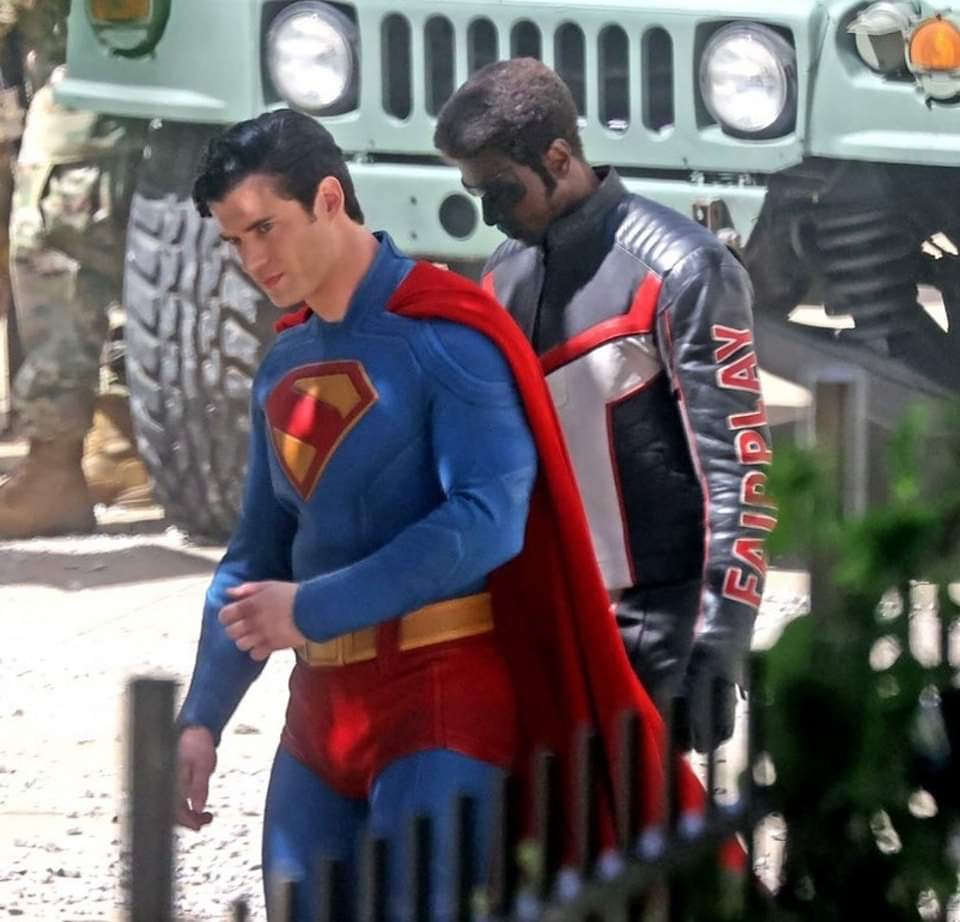 YourEntertain12's tweet photo. Nuevo  vistazo a #DavidCorenswet como #SUPERMAN y a #EdiGathegi como #MRTERRIFIC en el set de #Superman, emocionados? https://t.co/mbU9tPzl2s