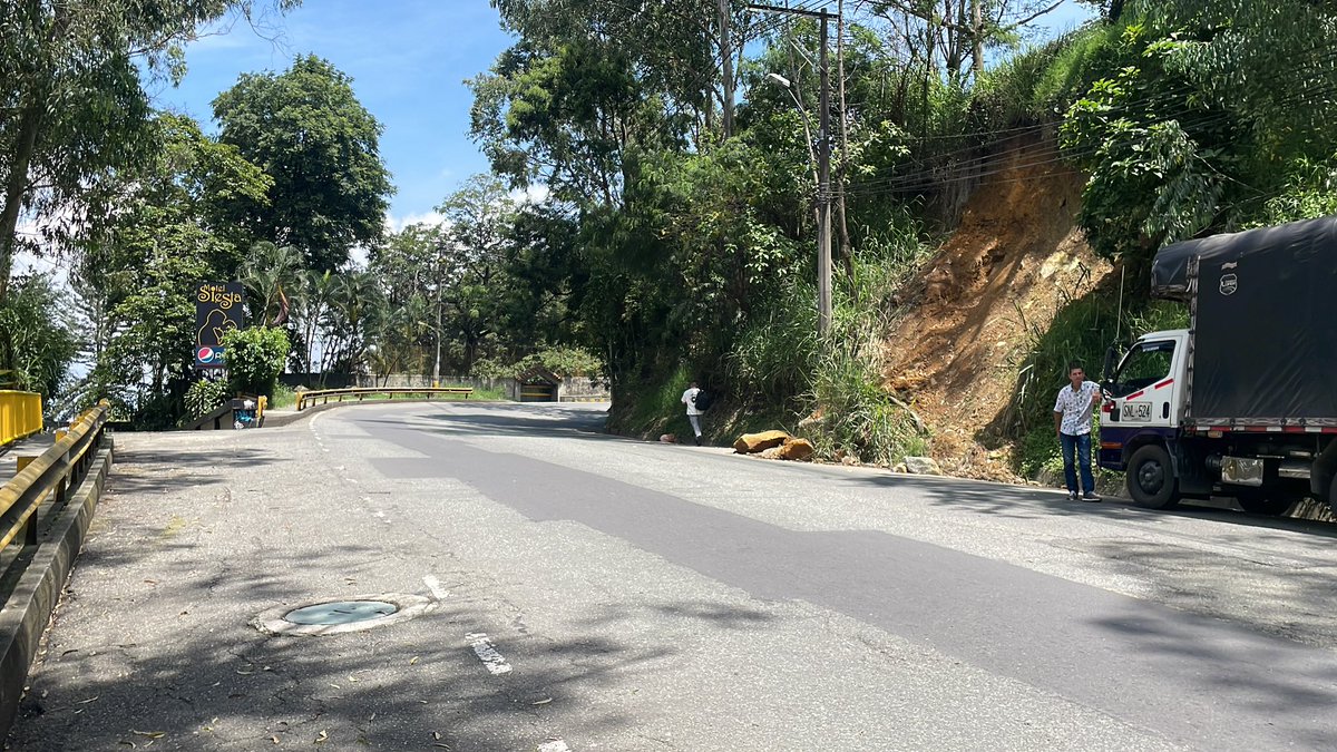 SebasPosada77's tweet photo. Hola @FicoGutierrez y @DAGRDMedellin ayúdennos  porfa con este pequeño deslizamiento en la antigua vía al mar . Lleva ahí 15 días y en horas pico cualquier espacio vial en esta loma hace falta. ✌️♻️ https://t.co/9eTDYxYWtO