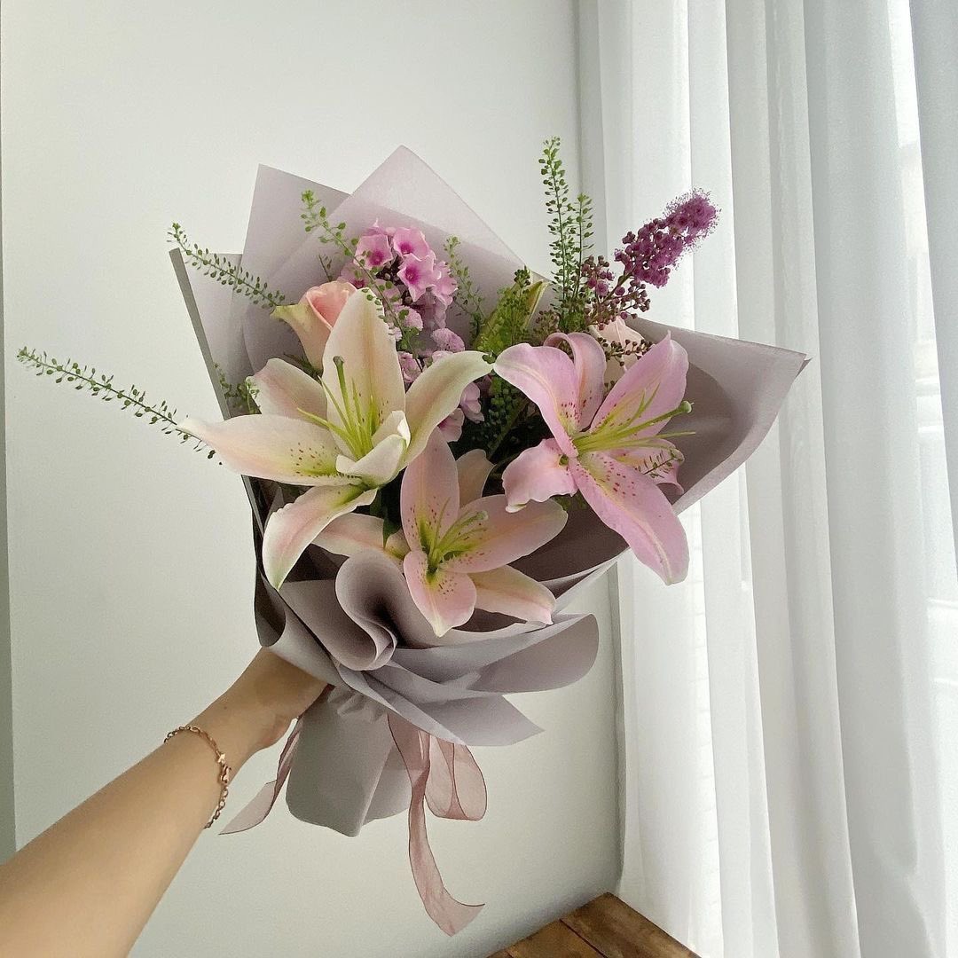 i3Moment's tweet image. Lilies