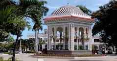Nuestra Glorieta la novia del Guacanayabo festeja 100 años 
 majestuosa y con una gran belleza orgullo de los manzanilleros.Felicidades a Manzanillo por haber cuidado y mantenido esta obra símbolo de la arquitecta colonial y del amor de los manzanilleros a su rica historia.