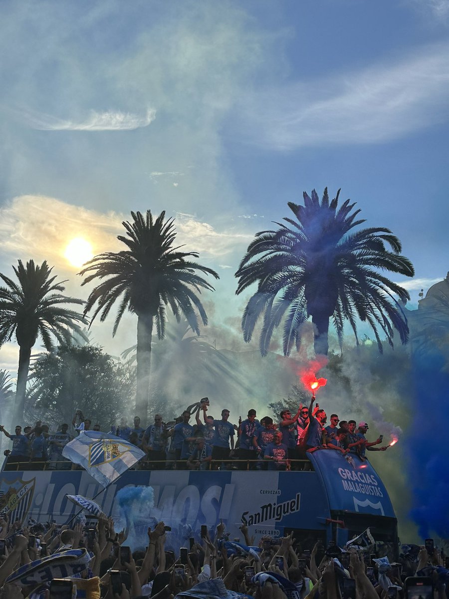 javirodrii99's tweet photo. Todo lo que pueda decir se me queda corto. Gracias abuelo por enseñarme lo bonito que es el fútbol. 

Te quiero @MalagaCF 🤍💙 https://t.co/glETKcx8wE