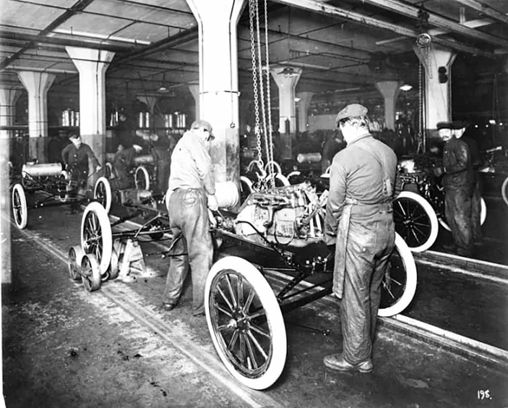 Heading back to where American manufacturing and industrialization began: Detroit.

Excited to see so many good friends <a href="/vc/">Jake Chapman 🇺🇸🚀 ✨🇺🇸</a> <a href="/MichelleVolz/">Michelle Volz 🇺🇸🚀</a> <a href="/TaylorCSargent/">Taylor Sargent</a> <a href="/williewockets/">Will Edwards</a> <a href="/CameronLMcCord/">Cameron McCord</a> <a href="/michaelxbloch/">Michael Bloch</a> <a href="/ConnorLoveCA/">Connor Love</a> <a href="/mpalank101/">Michael Palank</a> <a href="/naweed/">Naweed Tahmas</a> <a href="/austinbishop/">Austin Patrick Bishop 🇺🇸</a> <a href="/ZeezaCole/">Zeeza Cole</a> <a href="/benkohlmann/">Ben Kohlmann 🇺🇸/acc</a>.