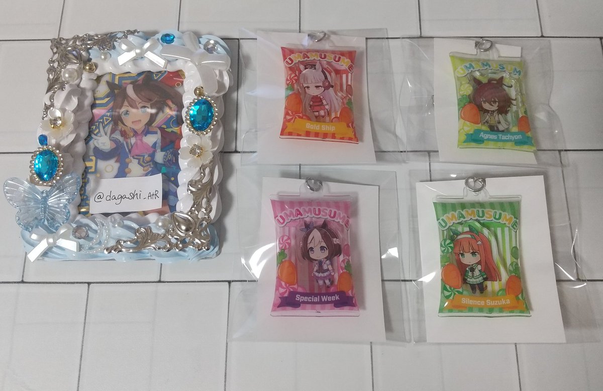 dagashi_AtR's tweet photo. @AtUma_Trade キーホルダーの台紙はナスカンで本体に傷がつかないよう自作した物になります。
ご不快にさせてしまったら申し訳ございません。
難しいとは思いますが、ご検討の程よろしくお願いいたします。🐴 https://t.co/HkxeRjtruX