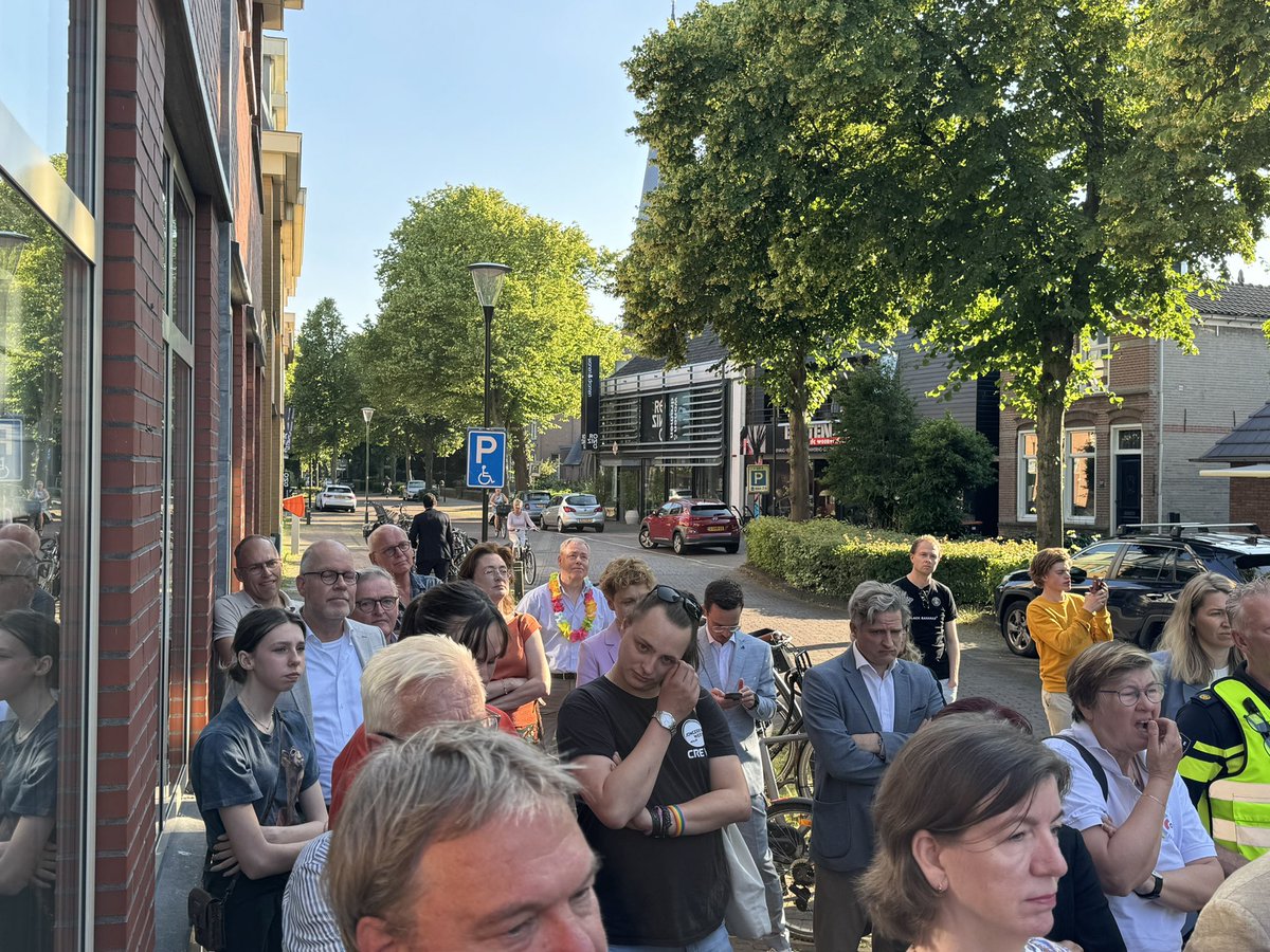 HEILOO2000's tweet image. Opening tweede regenboog zebrapad in Heiloo is een feit.
Motie is aangenomen door de hele raad!