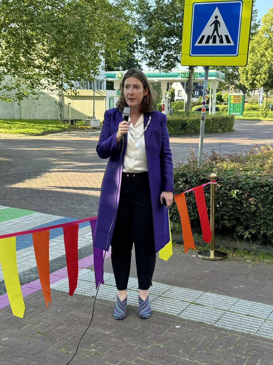HEILOO2000's tweet image. Opening tweede regenboog zebrapad in Heiloo is een feit.
Motie is aangenomen door de hele raad!