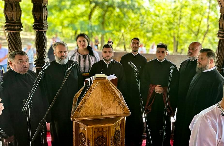 ByzantineChoir's tweet photo. Hramul Mănăstirii Scărișoara Nouă https://t.co/N5Bec6CBRD