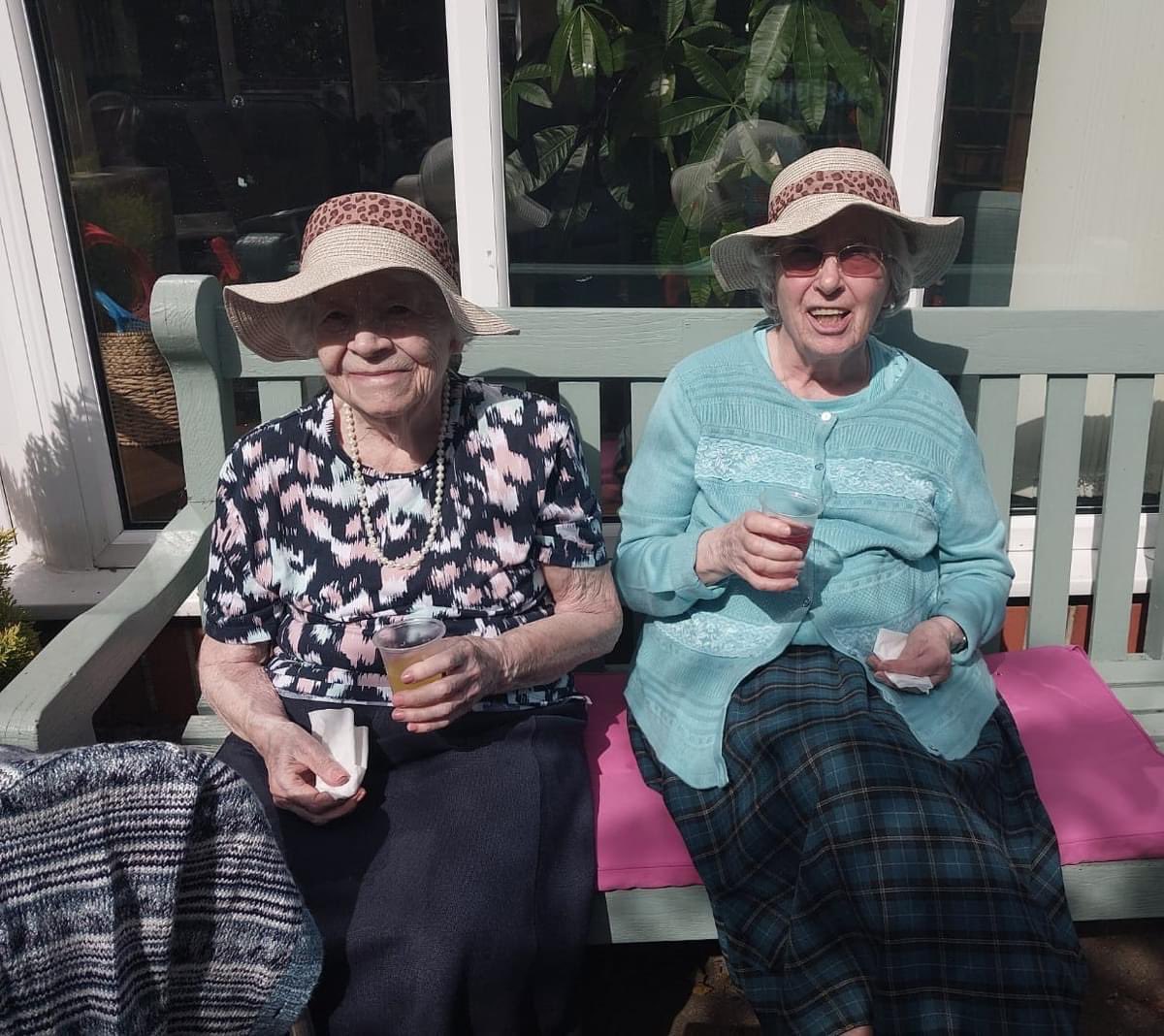 AugustaCourt's tweet photo. Celebrating the warm weather @AugustaCourt 
#sun #warm #friends https://t.co/yolqS5JKVy