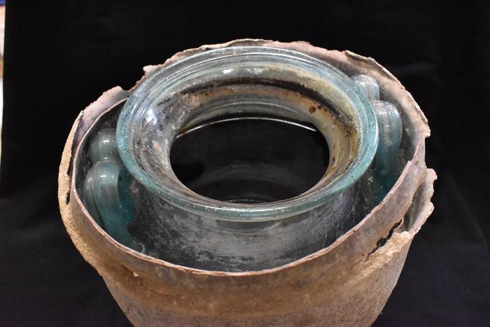 White wine has been identified among the contents of a 2,000-year-old tomb of two men and two women within an intact, circular Roman mausoleum in southern Spain.

archaeology.org/news/2023/10/0…