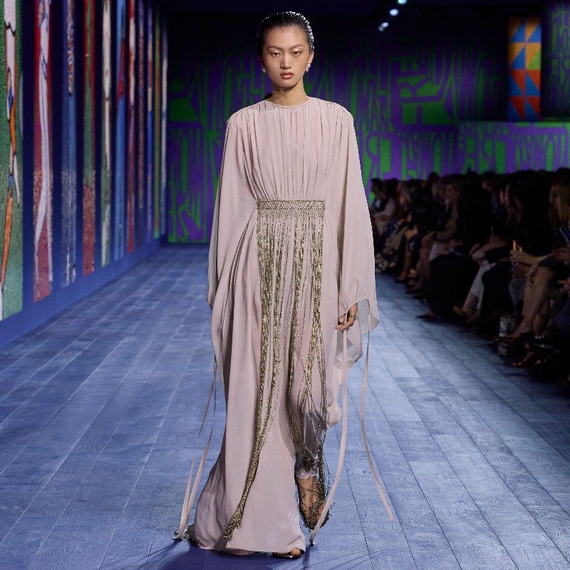Dior's tweet photo. Shimmer and shake. 
Fringe exemplifies the motion at the core of #DiorCouture Autumn-Winter 2024-2025 by Maria Grazia Chiuri, from metallic threads and beads to flapper-style wavy effects and tufted trim. Tap the card to explore.