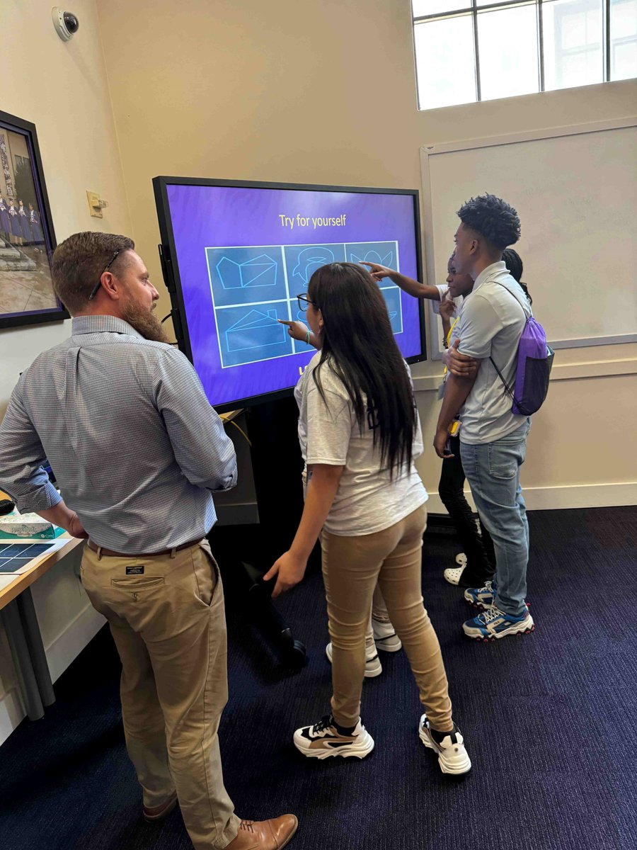 LSUAcademicCtr's tweet photo. ACSA hosted the LSU Future Scholars Program, which is dedicated to fostering the academic &amp; personal growth of high-achieving students from diverse backgrounds. Dr. Kemp hosted a panel, the participants got tours of facilities, &amp; learned more about the resources available at LSU! https://t.co/VjLYuSX7KK