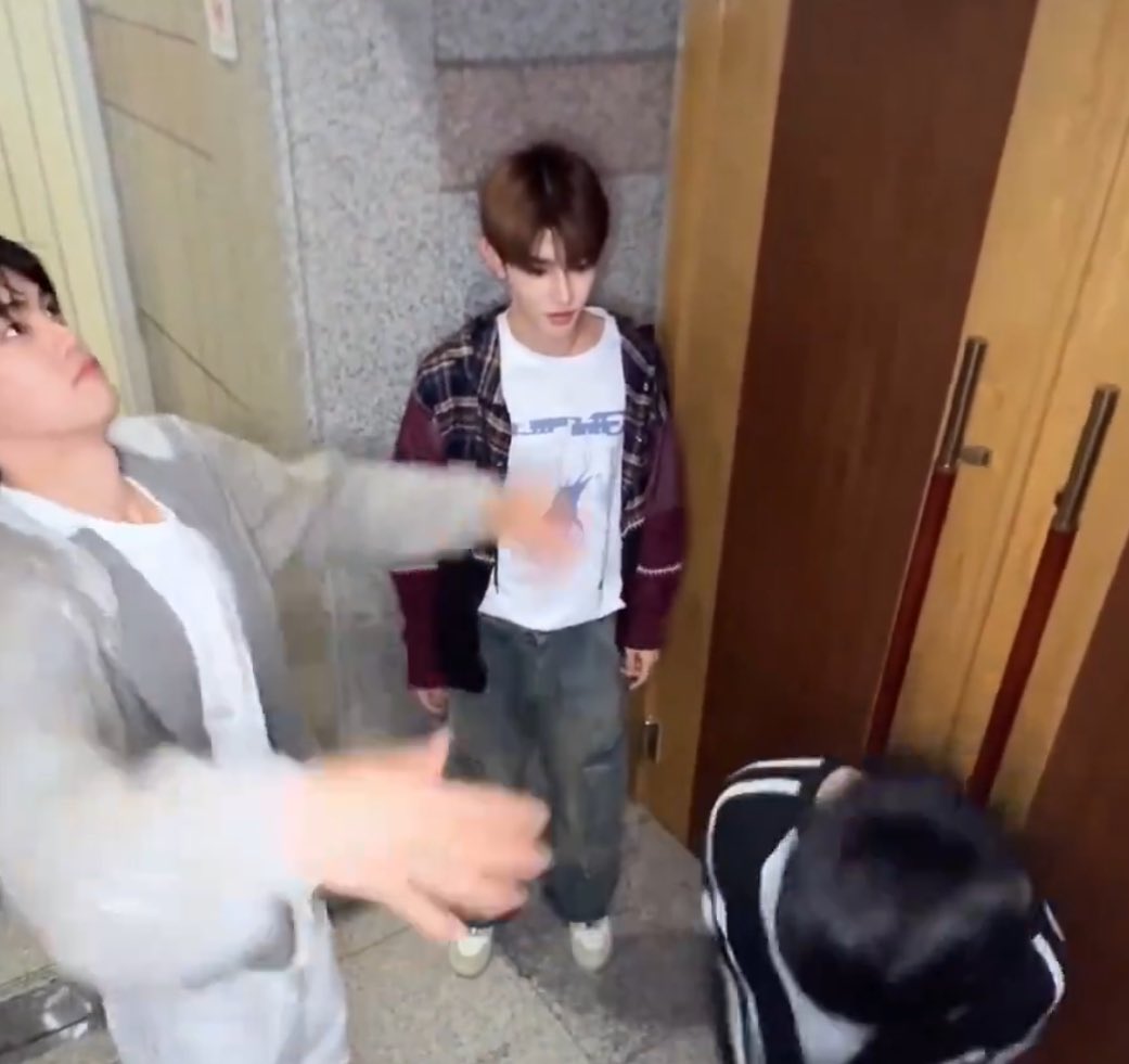 ハオちゃんの立ち方、洗濯バサミみたい