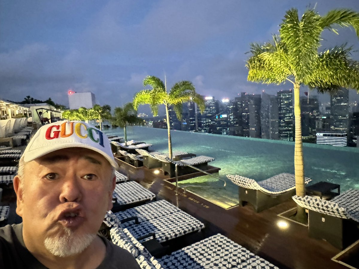 haradaseni's tweet photo. 62歳になりました〜
パチパチパチ〜👏👏👏
1泊だけのシンガポール🇸🇬
サンズのプールで誕生日の日の出を待ってます☀️
でも雲ってるや〜ん☁️
#marinabaysands #シンガポール　
#マリーナベイサンズ #Singapore https://t.co/ZfMwvNTzDt