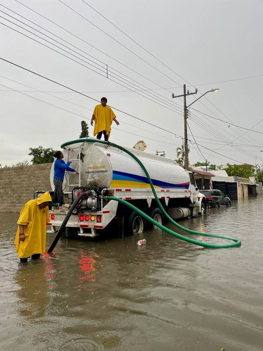 Nuestras cuadrillas de <a href="/SPMerida_/">Servicios Públicos Mérida</a> se encuentran trabajando en la atención de los reportes originados por la lluvia de esta tarde. 🦺🌨

Recuerda que puedes reportar vía Ayuntatel al 📞 999 924 4000 o al 070. ¡Estamos para servirte! #MéridaUnidaPorMás