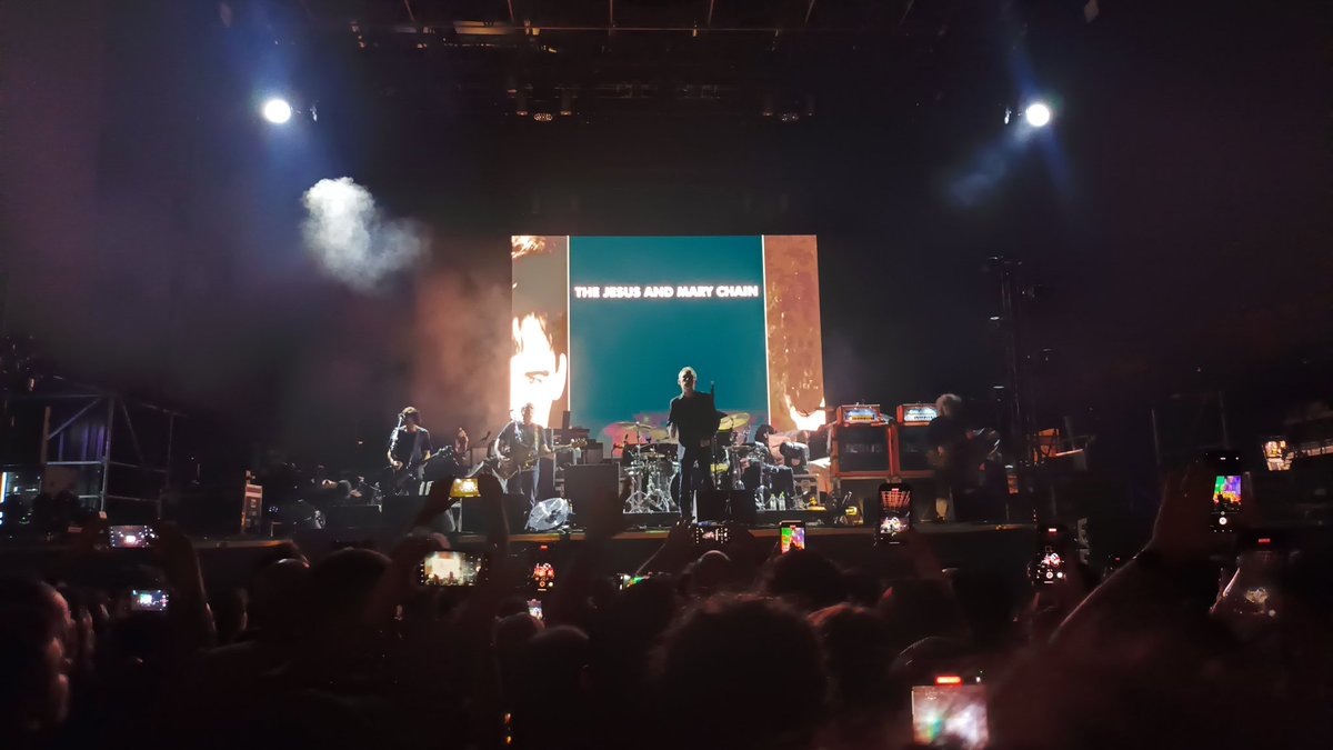 nottooamused's tweet photo. ainda perturbado com o pugliese que teve a idéia absurda de emparelhar Just Like Honey, como sempre porcamente executada porém com Jarvis no backing vocal, e Bar Italia, a faixa mais fraca do Different Class escolhida por razões obviamente contratuais https://t.co/lvLygP9Wxv