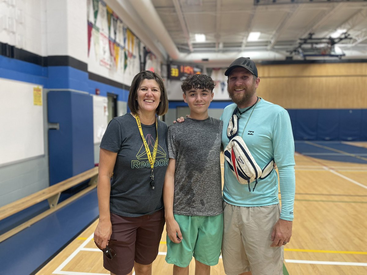 On vous présente M. Myles T. directeur pour la journée et M. Philippe R. enseignant d’éducation physique pour la journée. Les 2 ont très bien rempli leurs diverses fonctions ! Peut-être ils seront de futurs enseignants/administrateurs?! <a href="/JPGagnier/">J</a>