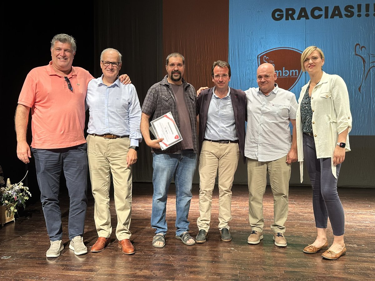 AytoLeganes's tweet photo. 🤾🏻‍♀️ Gala fin de temporada de la @fedmadridbm 

🏆 Al @CBLeganes, el club con más licencias de Madrid, y a nuestro Ayuntamiento por su colaboración con el balonmano

🏆 A Antonio Pedrosa y a Enrique Álvarez, ‘leyendas’ del Leganés, y a @JdelArco33 tras su retirada 

¡Enhorabuena! https://t.co/9Op5cZokJi