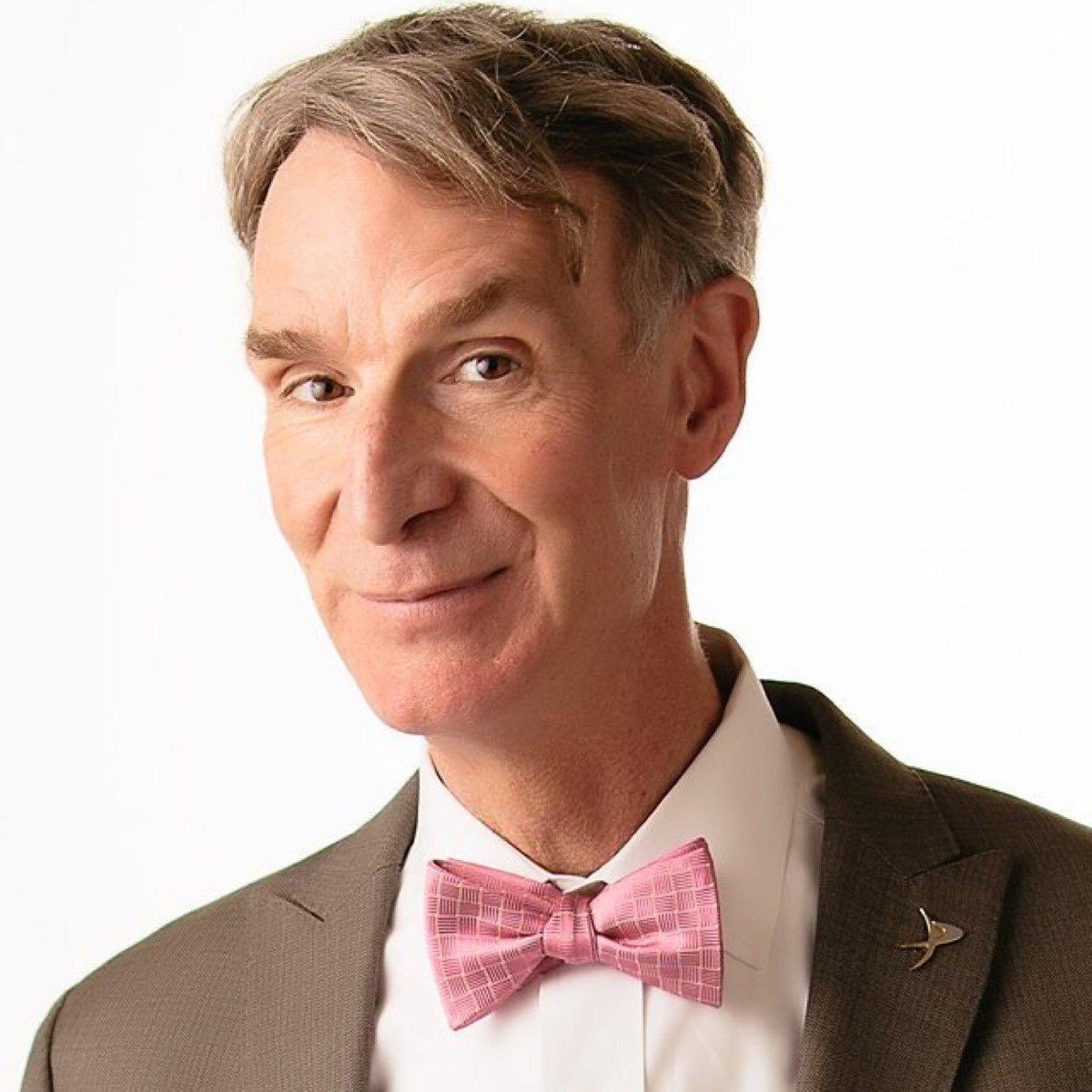 PopCrave's tweet photo. Bill Nye will be honored with a star on the Hollywood Walk of Fame. https://t.co/4qH7TSBYGS