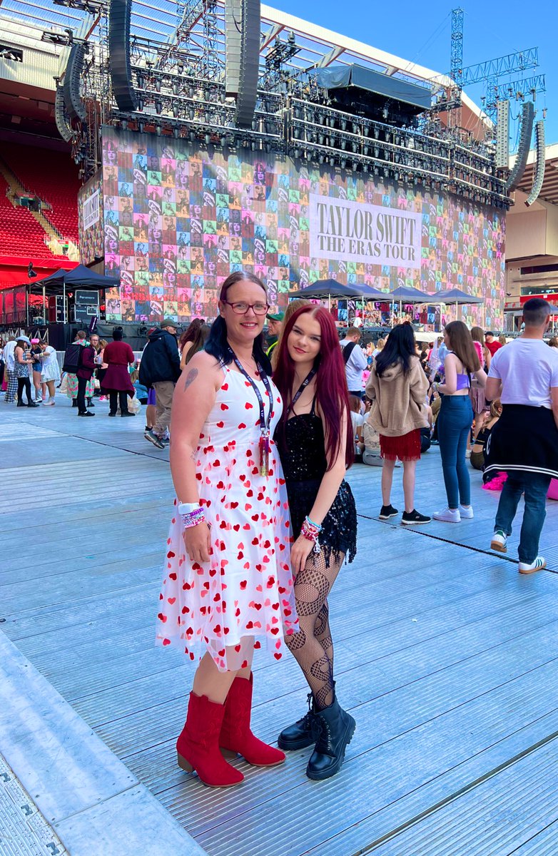 Sarah_c78's tweet photo. 4 years ago I would’ve struggled to SIT for a 1 hour concert. To be able to STAND for a 4.5 hour concert seeing @taylorswift13 and @paramore was not a miracle, but a result of 2 major surgeries and long hard recoveries. Forever grateful to @PeterGiannoudis @DayOneTrauma 💙🧡 https://t.co/qPEbqB53q2