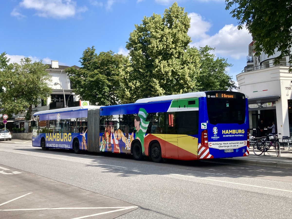 GeorgAlbrecht1's tweet photo. guckt mal, der bunte #EURo2024-#Bus der #Hochbahn. … zumindest noch von hinten erwischt! 📷😆 #DaimlerBuses #CapaCityL #Hamburg #HVV #Sommermärchen https://t.co/INZ5FddWkn