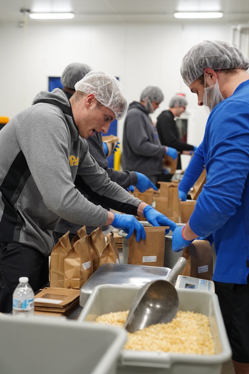 PghFoodBank's tweet photo. This summer, we're in need of helping hands so that we can meet the demand of those needing assistance at The Market!
🤝 
Please SHARE this post to encourage your friends &amp; family to get involved.

Volunteer 👉 https://t.co/9eMzAOOfWO https://t.co/tw1cGO00z4