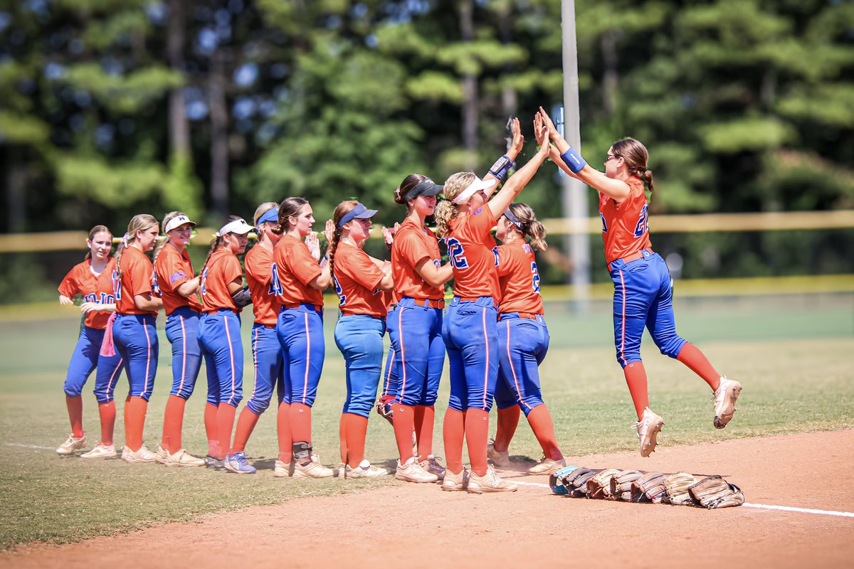TNMojoSmith's tweet image. 12 games in four days. 
2nd out of 96 teams. 

The gauntlet of Scenic City is not for the weak, but MAN did these girls show heart, grit and strength like I’ve never seen. 

Introducing your Scenic City Runners Up,

Tennessee Mojo Smith💙🧡