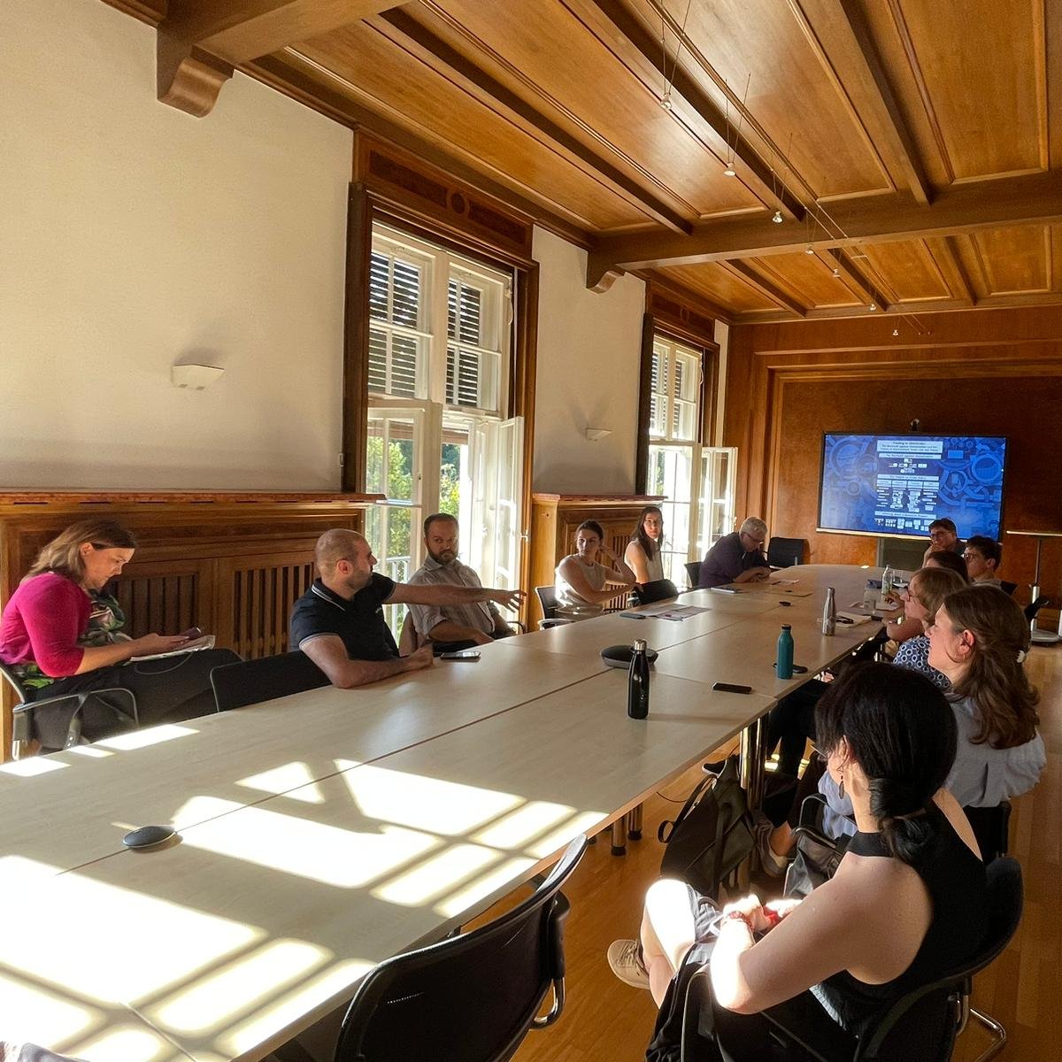 kfg_intlaw's tweet photo. At our last  Monday Meeting our fellow @nicolas_lamp gave us a glimpse into his new project on “Trading in (Dis)Order: The Backlash against Globalization and the Future of International Trade Law and Policy”. With this look into the future we then enojyed some 🍕 &amp; 🍻 in the 🌞! https://t.co/EPFaL34vxO