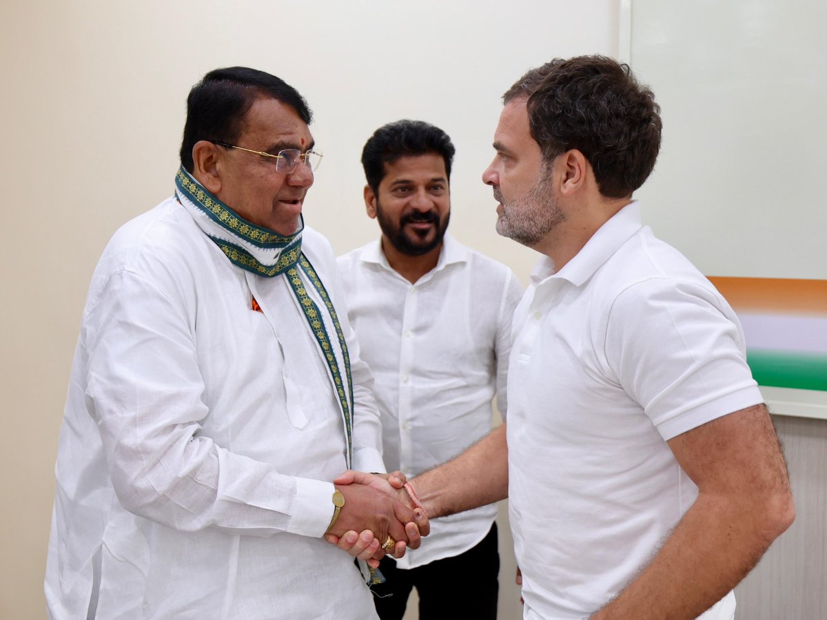 PocharamINC's tweet photo. న్యూ ఢిల్లీలో AICC అధ్యక్షుడు శ్రీ @kharge, జనరల్ సెక్రటరీ @kcvenugopalmp, కాంగ్రెస్ అగ్రనేత శ్రీ @RahulGandhi, తెలంగాణ రాష్ట్ర కాంగ్రెస్ వ్యవహారాల ఇంచార్జి దీపాదాస్ మున్శి గార్లను రాష్ట్ర ముఖ్యమంత్రి శ్రీ @revanth_anumula గారితో కలిసి AICC కార్యాలయంలో మర్యాదపూర్వకంగా కలిసిన.. https://t.co/gJCkaZs31k