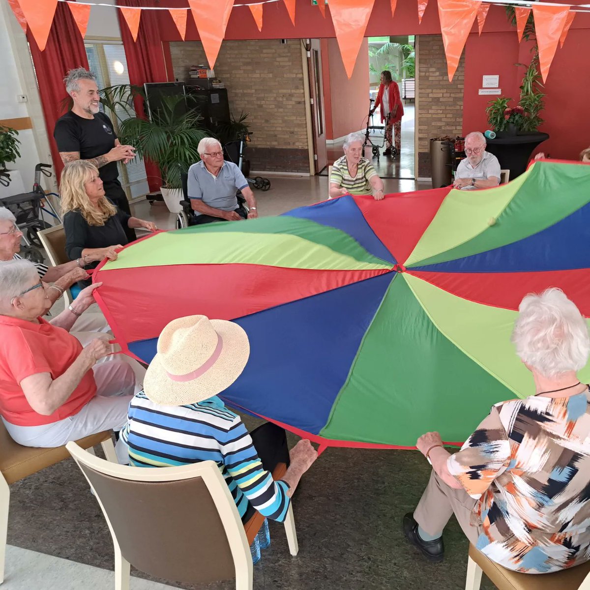 De hele zomer ben je welkom bij onze activiteiten in Kickerthoek, Singelhof en Windrecht. O.a. is Zit-Fit een mooie manier om in beweging te blijven. Ook als het buiten 25 graden is! Voor een overzicht van alle activiteiten kun je onze website swmd.nl bekijken.