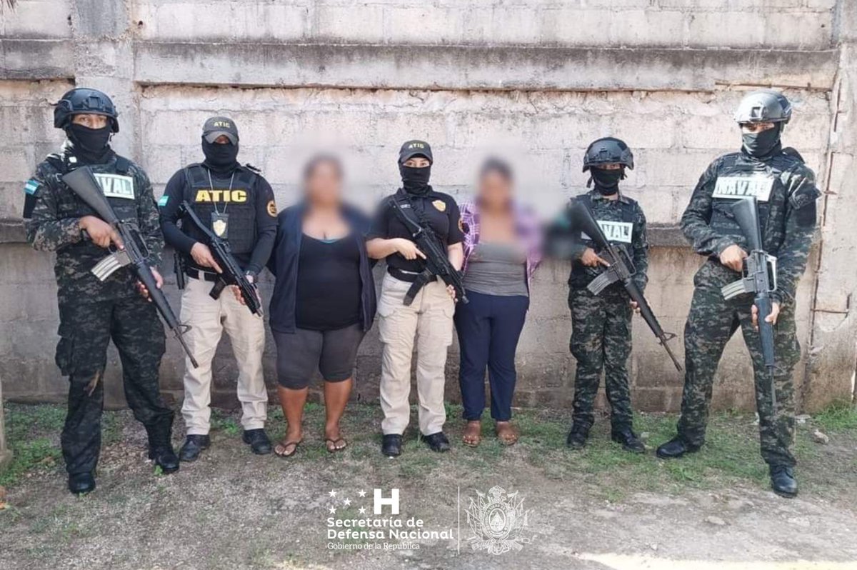 Sedenahn's tweet image. #SoluciónContraElCrimen|| Dos mujeres que mantuvieron cautiva durante cuatro años a una menor de edad, fueron detenidas por la @FuerzaNavalHND y @AereaHn, en apoyo a la Unidad Contra la Trata, Explotación Sexual Comercial y Tráfico de Personas #UTESCTP y la #ATIC, en La Mosquitia