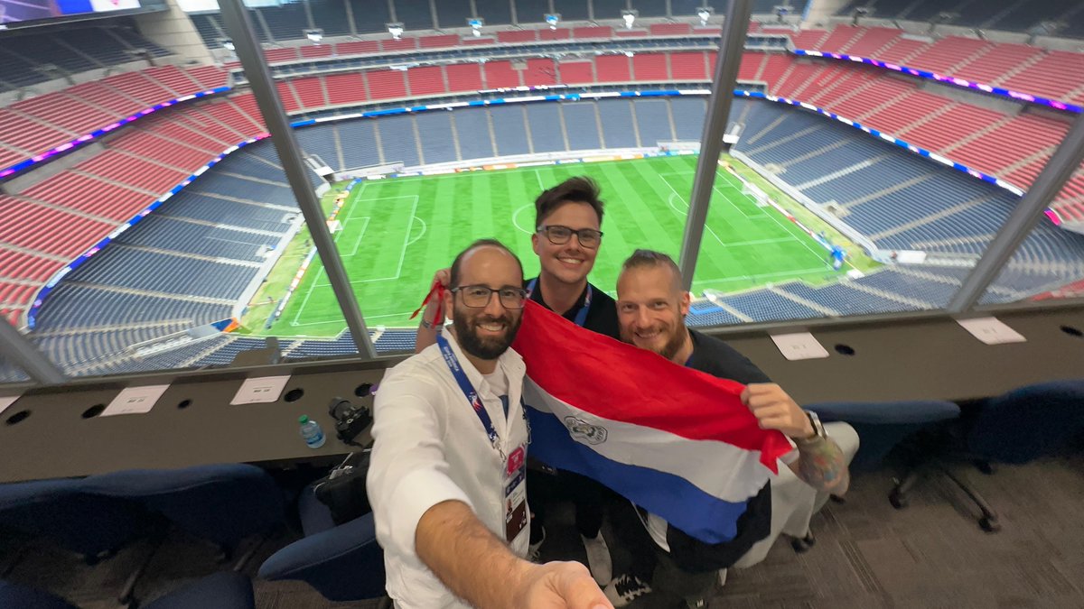 ¡LISTOS DESDE EL NRG STADIUM! 🫡🇵🇾

🏟️ Nuestros enviados <a href="/RiveraNelsonC/">Nelson Rivera C.</a>, <a href="/TotoGonzalez/">Toto Gonzalez</a> y <a href="/AnFuAr/">AnFuAr</a> ya están desde el estadio donde Paraguay debutará ante Colombia en la Conmebol Copa América. 

⚽️ Toda la pasión albirroja, a través de nuestras pantallas.

#Trece #ConectadosALaCopa