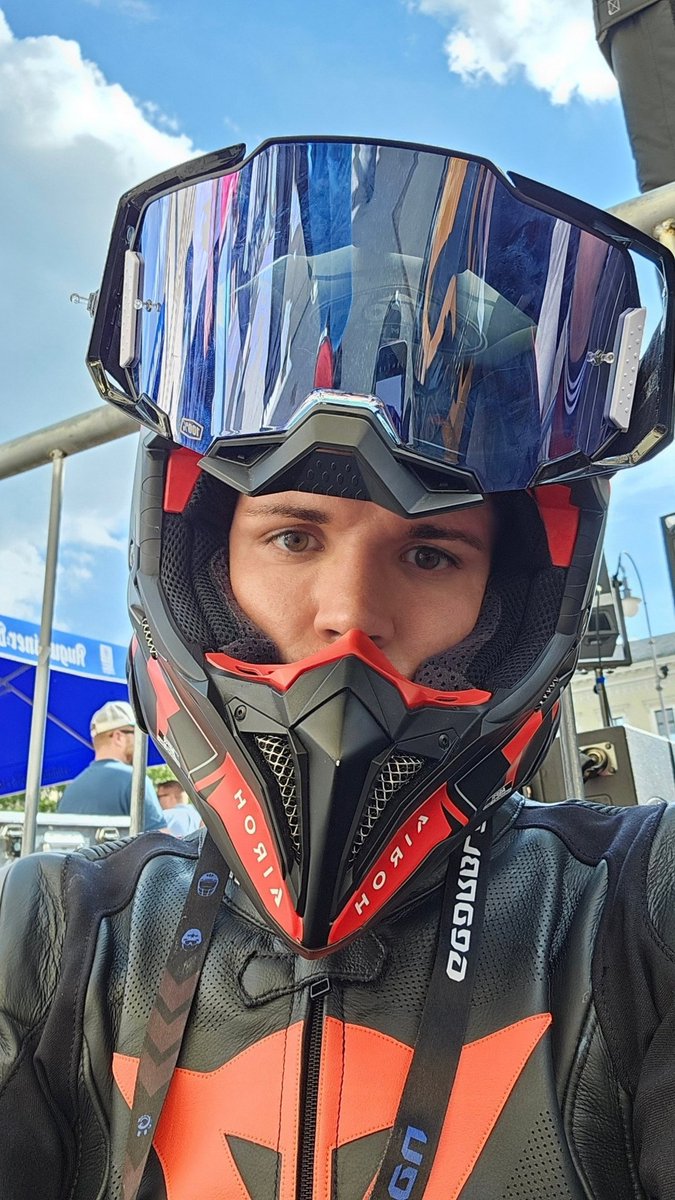 Just a little pic of some Eyes again... 👀❤️
#gearhead #gear #gearfetish #face #eyes #soul #airoh #helmet #aviator #dainese #leathersuit #leatherfetish #biker #cute #expression #red #portrait #facepic #personality #character #emotions