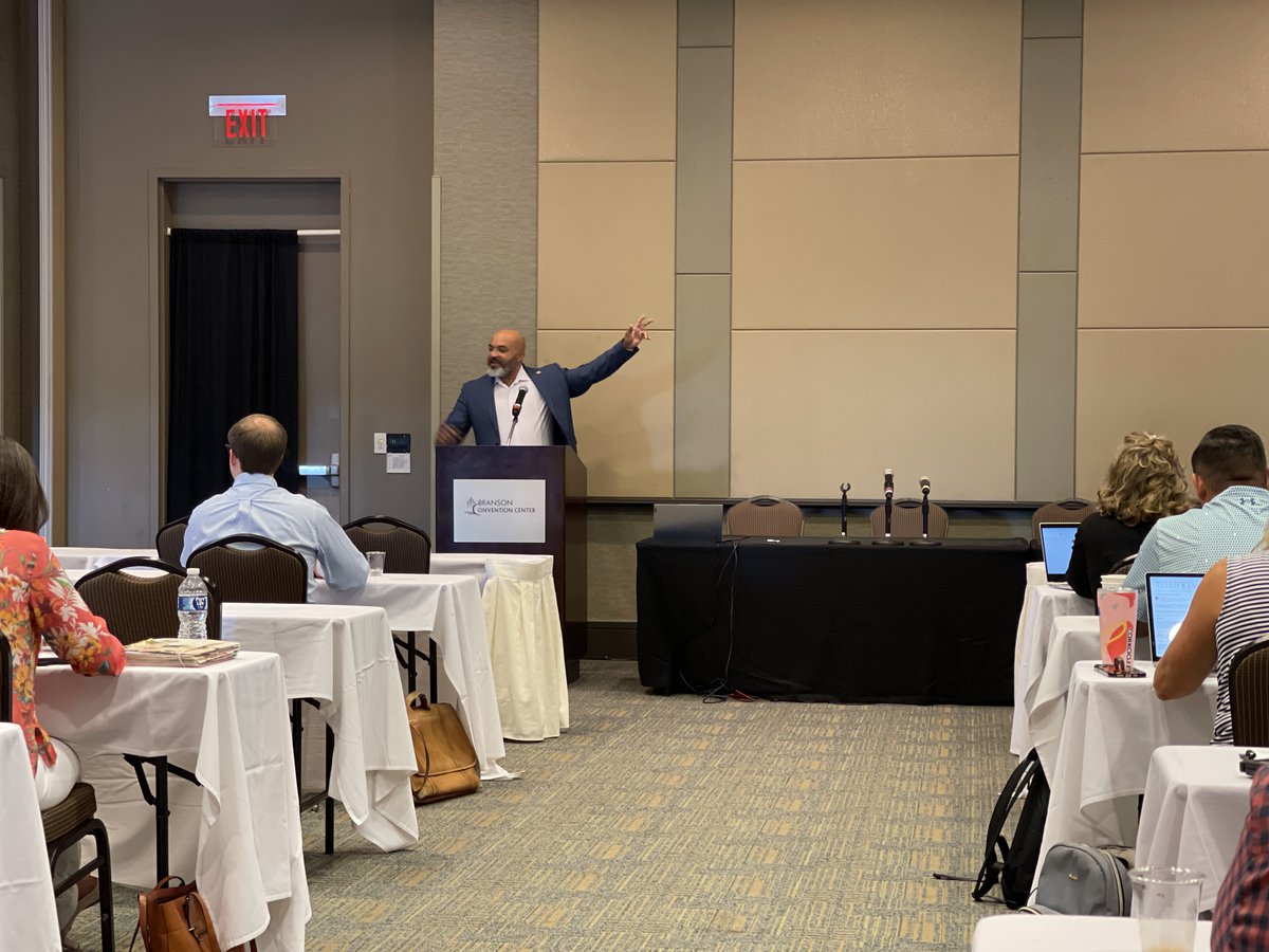 Kicking off the Missouri Economic Development Council (MEDC) Summer Conference with an eye-opening session on #AI with <a href="/iamdellgines/">Dell Gines</a> from the <a href="/IEDCtweets/">IEDC</a>.

#Econdev #EconomicDevelopment #ChatGPT #Claude #FutureofWork